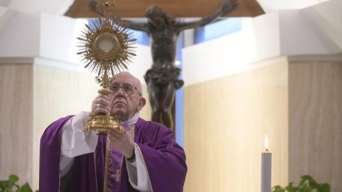 Frühmesse: Papst betet für Familien und erinnert an das „richtige“ Beten