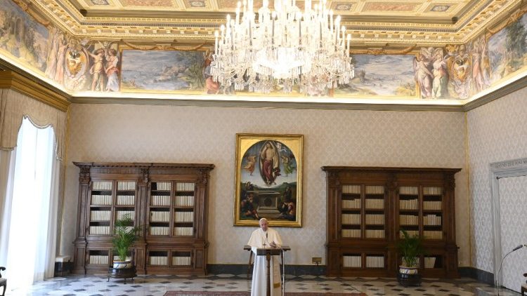Le Pape François, lors de la prière de l'Angélus, depuis la bibliothèque du Vatican. 