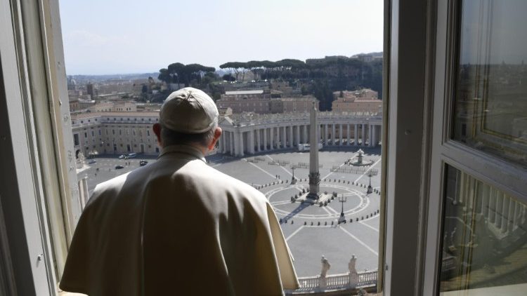 Papež Frančišek se po molitvi Angel Gospodov v knjižnici pojavi na oknu apostolske palače nad Trgom sv. Petra.