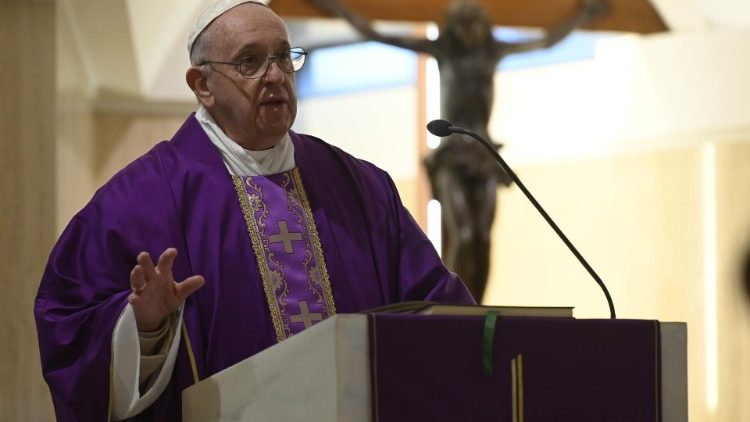 Pápež pravidelne káže v Dome sv. Marty pri omšiach prenášaných televíziou