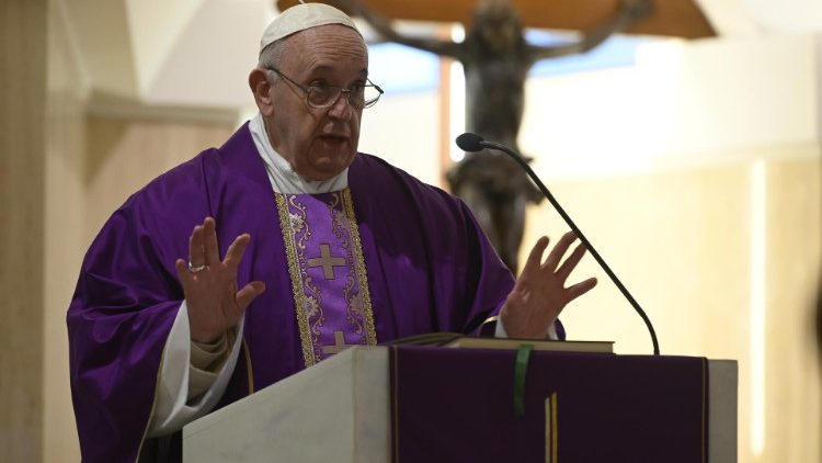 Papa kremton meshën në Shën Martë