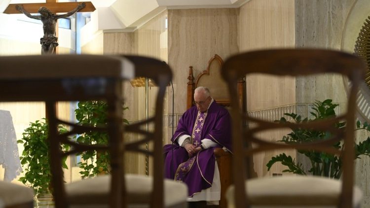 Papež Frančišek je med današnjo sveto mašo molil za tiste, ki zaradi koronavirusa umirajo osamljeni.