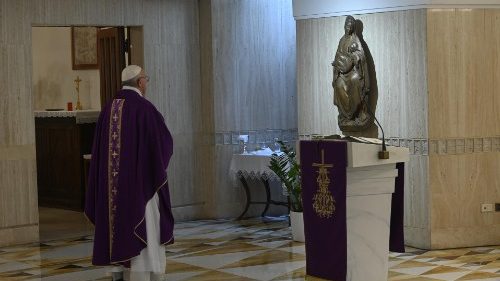 Папа молится о жертвах коронавируса и об их родных