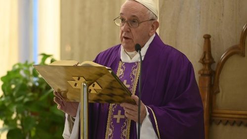 Папа молится о врачах и священниках, которые погибли, служа больным COVID-19