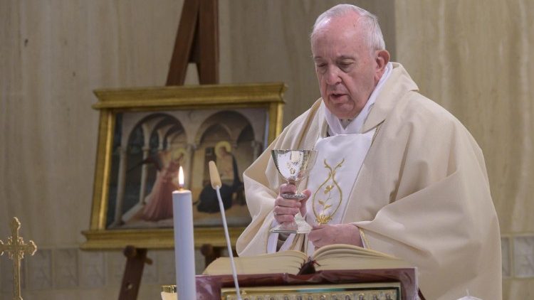 Papa kremton meshën në Shtëpinë e Shën Martës