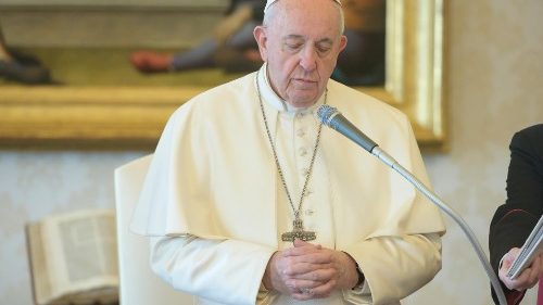 Il Papa recita il Padre Nostro: misericordia per l’umanità provata