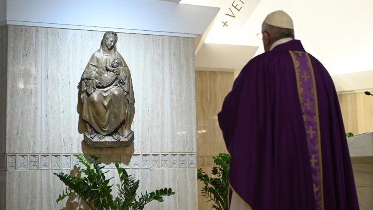Papež Frančišek v molitvi pred kipom Božje Matere v kapeli Doma sv. Marte.