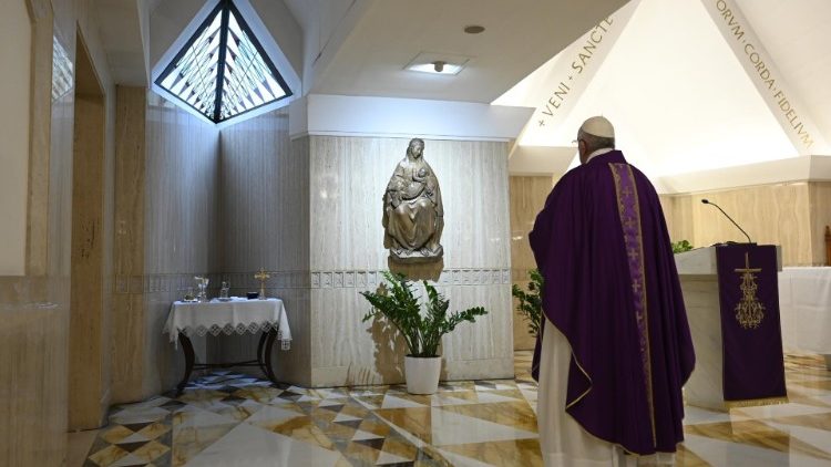 Ferenc pápa a Szűzanyához fohászkodik a Szent Márta-ház kápolnájában 