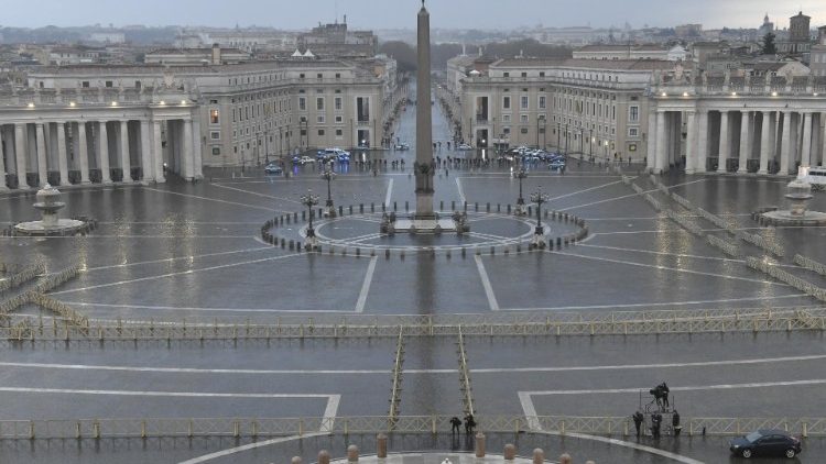 Prázdne Vatikánske námestie počas pandémie