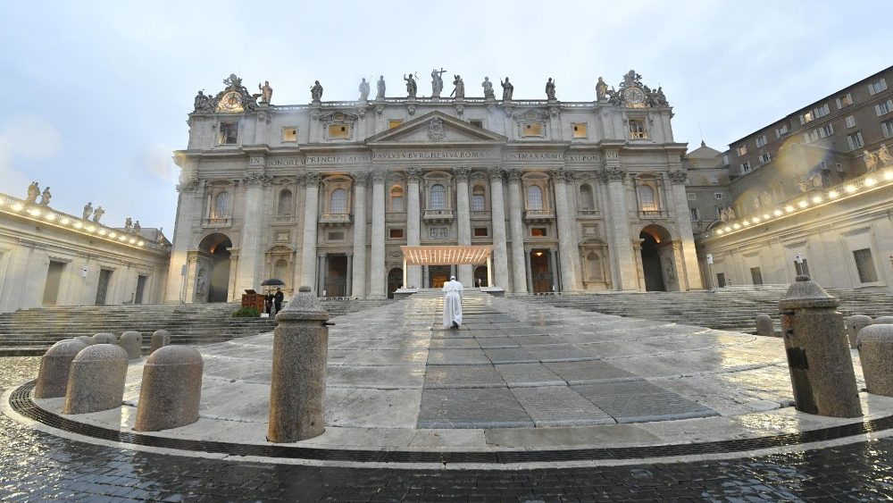 El Papa reza por el fin de la pandemia en una plaza de San Pedro vacía: 27 de marzo de 2020.