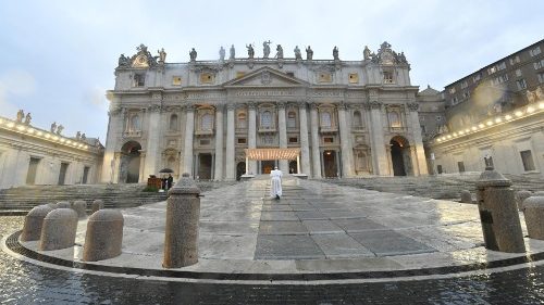 Krucifixet blött av himlens tårar - påven ensam på den tomma Petersplatsen