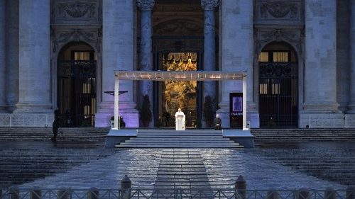 Franziskus betet auf leerem Petersplatz für Ende der Corona-Pandemie