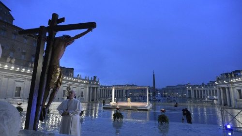 Lutja e Papës për fundin e pandemisë: “O Zot mos na braktis në mëshirën e stuhisë”