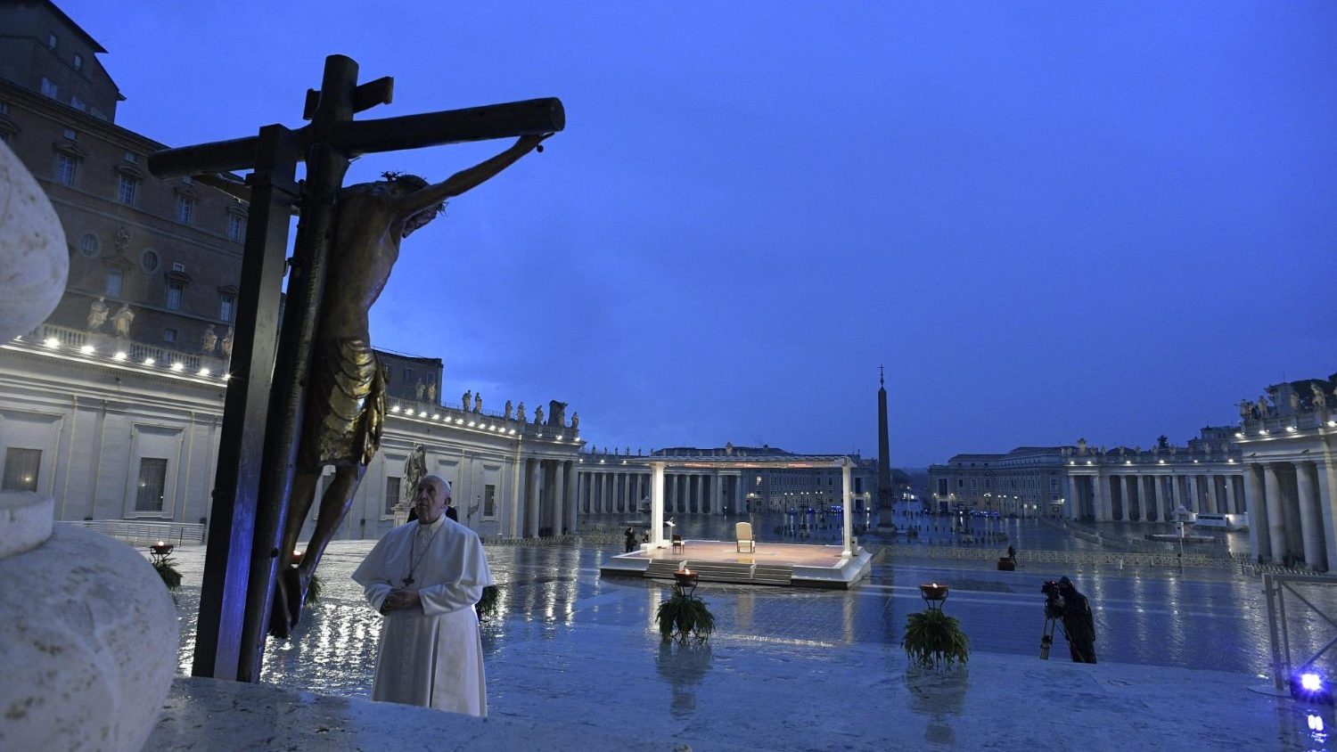 Pope: crucifix our compass and hope in life