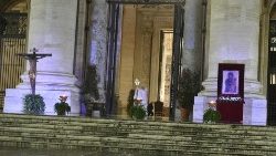 Statio Orbis, 27 marzo 2020. Papa Francesco benedice al termine della preghiera in Piazza San Pietro