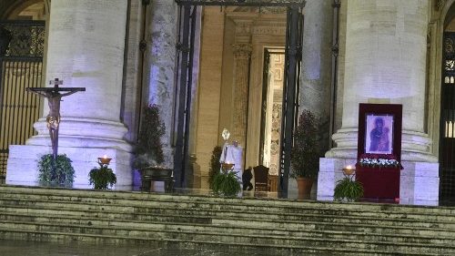 Statio Orbis, 27 marzo 2020. Papa Francesco benedice al termine della preghiera in Piazza San Pietro