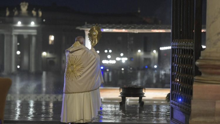 Papežev blagoslov z Najsvetejšim med molitvijo za konec pandemije 
