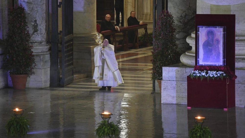 Pápež na Námestí sv. Petra pri modlitbe za svet trpiaci pandémiou 27. marca 2020