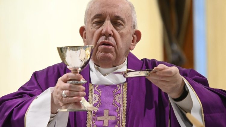 Papež Frančišek v času pandemije obhaja vsak dan v Domu sv. Marte sveto mašo.