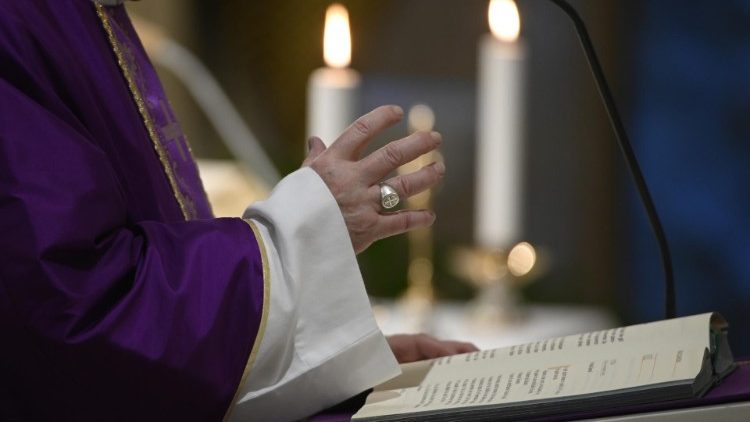 Ferenc pápa a Szent Márta-házban a média munkatársaiért imádkozott