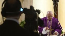 Papež je danes je molil za vse, ki si preko medijev prizadevajo ljudem lajšati izoliranost.
