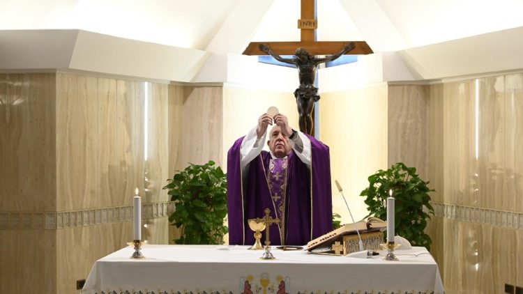 Papa kremton meshën në kapelën e Shën Martës