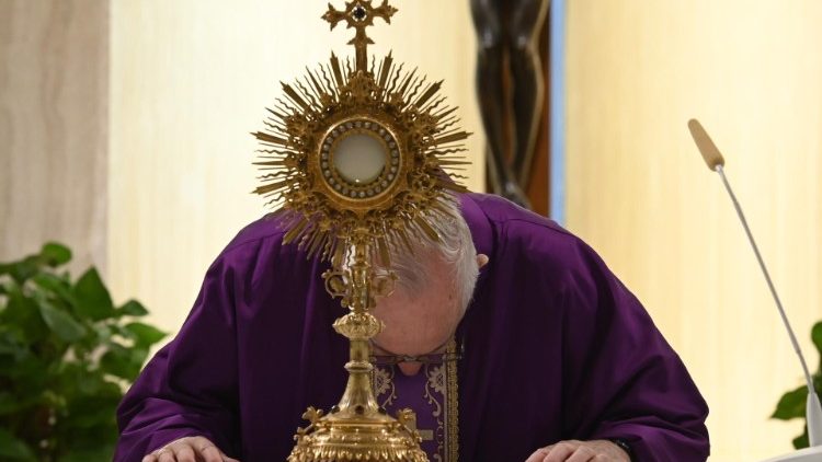 Pápež František pri vystavení Sviatosti oltárnej pri rannej svätej omši v piatok 3. apríla