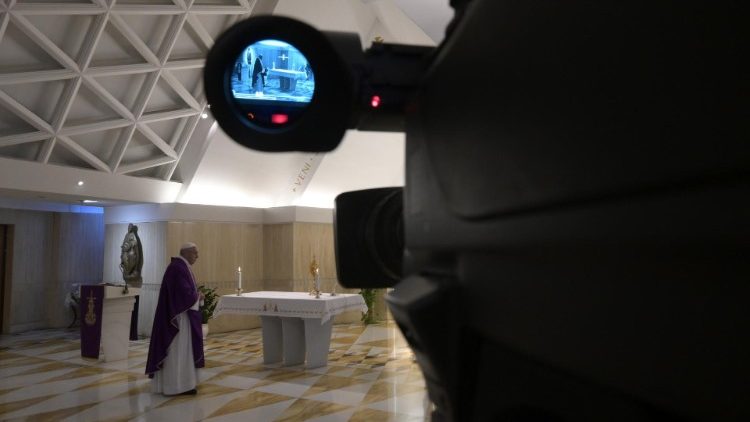 Papež Frančišek pristopa k oltarju v kapeli Doma sv. Marte iz katere vsak dan poteka prenos po vsem svetu.
