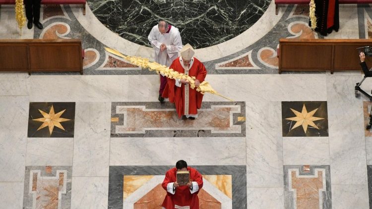 Le Pape François, portant une branche de rameaux bénie, lors de la messe du dimanche 5 avril 2020. 