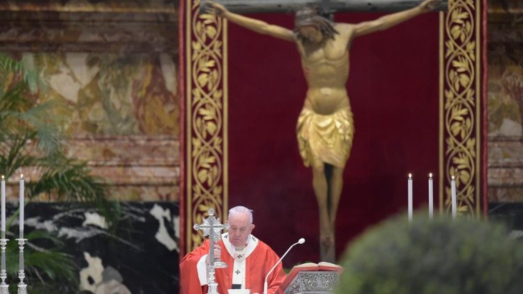 Le Pape François a récité la prière de l'Angélus dans la basilique Saint-Pierre, dimanche 5 avril 2020. 
