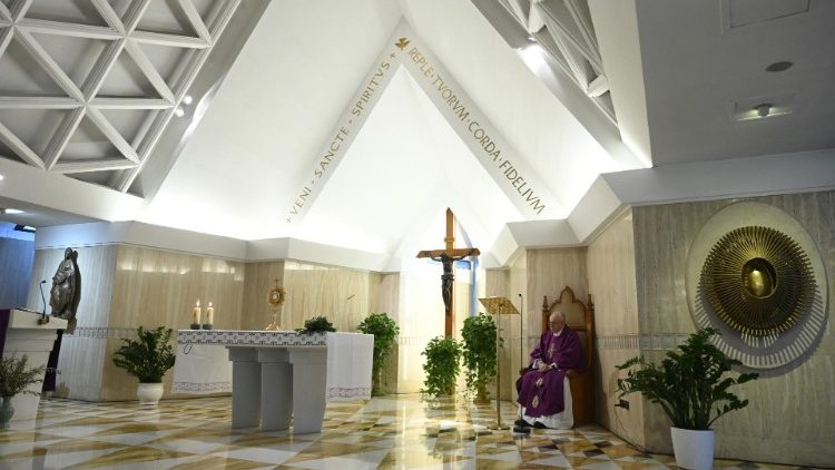 Papež Frančišek med pandemijo koronavirusa daruje zasebno v kapeli Doma sv. Marte sveto mašo, ki jo prenaša Vatican Media.