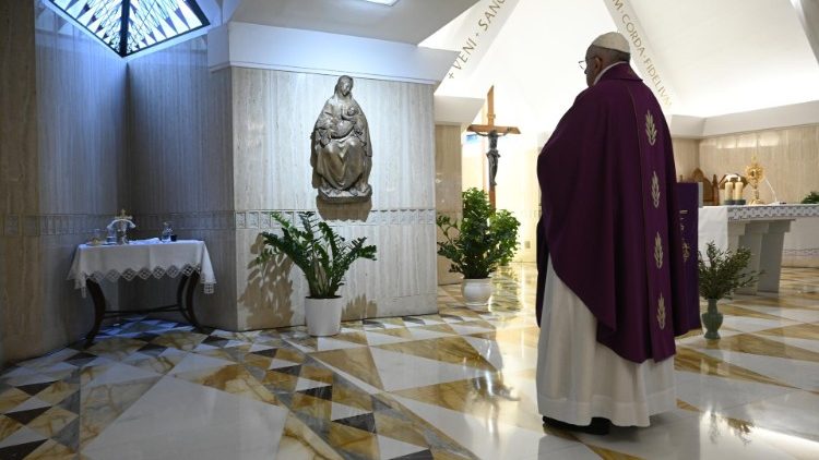 Pápež po ukončení svätej omše v kaplnke Domu sv. Marty, 7. apríla 2020