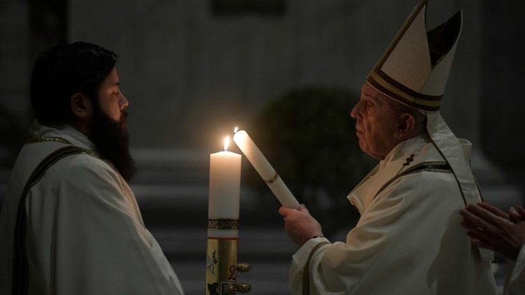Papež Frančišek prižiga svečo ob velikonočni sveči.