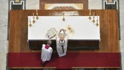Le Pape François célébrant la messe du jour de Pâques, le 12 avril 2020.