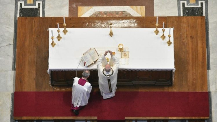 Le Pape François célébrant la messe du jour de Pâques, le 12 avril 2020.