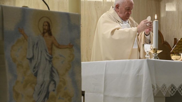 البابا فرنسيس يحتفل بالقداس الإلهي في كابلة بيت القديسة مرتا بالفاتيكان