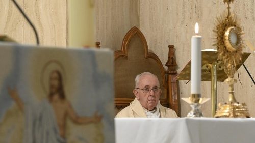 Papež pred Najsvetejšim v Domu sv. Marte na ponedeljek Gospodovega vstajenja.