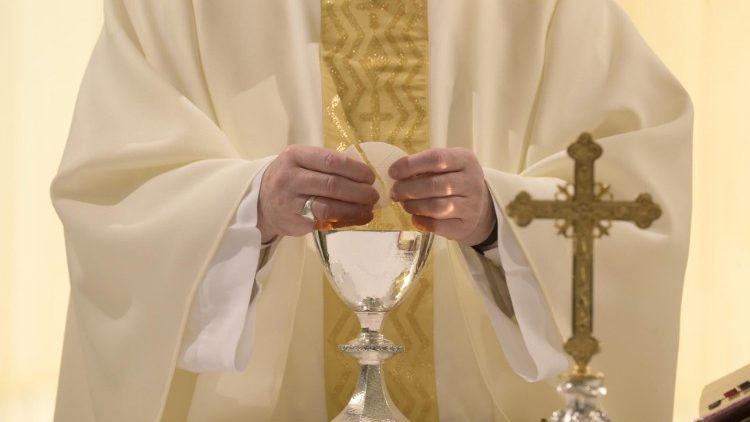 Papež Frančišek v času pandemije daruje sveto mašo v Domu sv. Marte, ki jo prenaša Vatican Media.