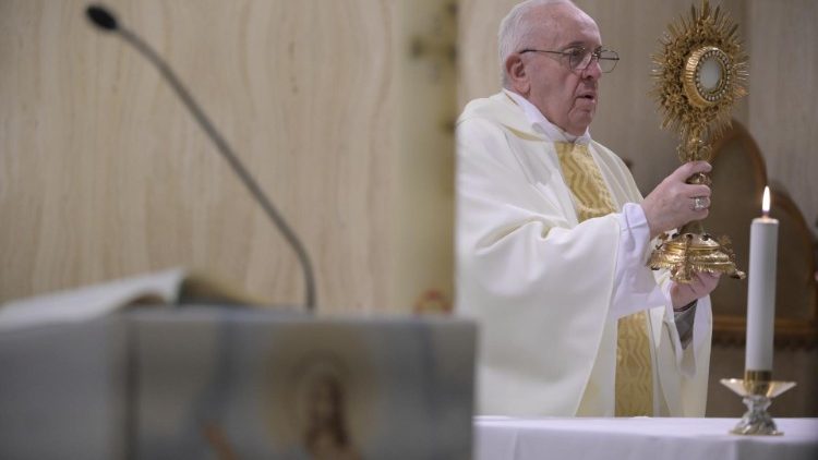 Ferenc pápa a Szent Márta-ház kápolnájában eucharisztikus áldást ad