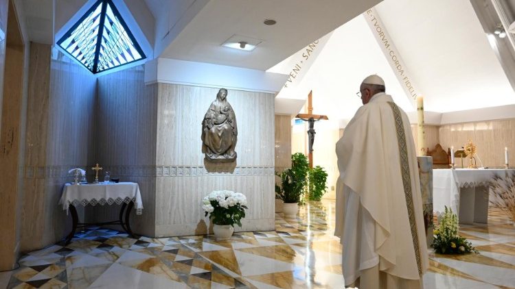 البابا فرنسيس يحتفل بالقداس الإلهي في كابلة بيت القديسة مرتا بالفاتيكان 