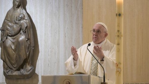Папа благодарит фармацевтов за помощь больным