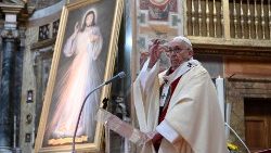 Papa Francisco durante a missa no Domingo da Divina Misericórdia (2020)