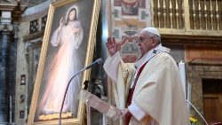 Papež Frančišek na nedeljo Božjega usmiljenja: Jezus učencem prinaša tri darove: mir, veselje in apostolsko poslanstvo.