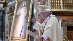 Papež Frančišek na nedeljo Božjega usmiljenja pri sveti maši v cerkvi Svetega Duha v Rimu med pandemijo.