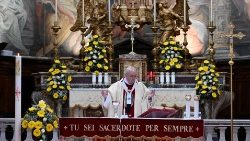Le Pape célébrant la messe du Dimanche de la Divine Miséricorde, le 19 avril 2020, en l'église Santo Spirito in Sassia.