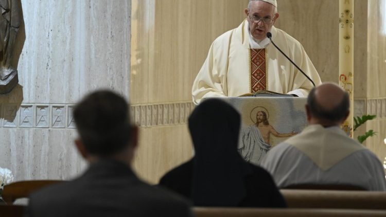 2020.04.21 Papa Francesco celebra la Messa a casa Santa Marta