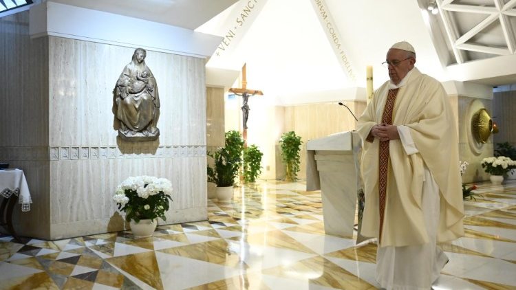 Ferenc pápa a Szent Márta-ház kápolnájában imádkozik