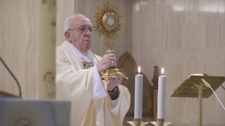 Svätý Otec pri udeľovaní eucharistického požehnania po rannej omši v piatok 24. apríla
