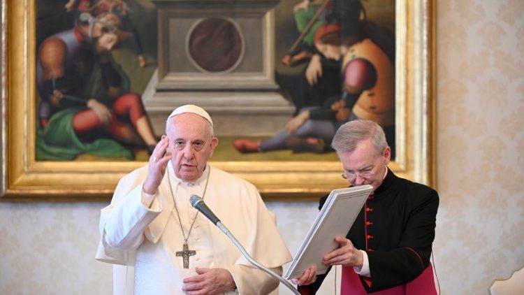 Papež Frančišek ob sklepu splošne avdience podeljuje blagoslov.