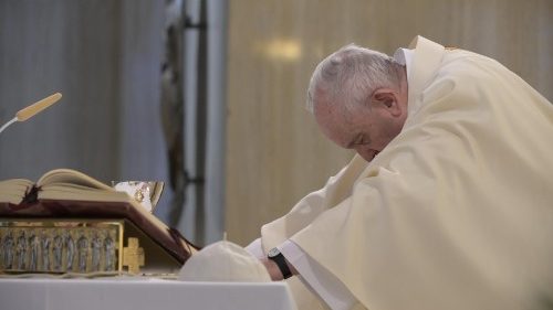 Frühmesse: Papst Franziskus betet für die Corona-Toten